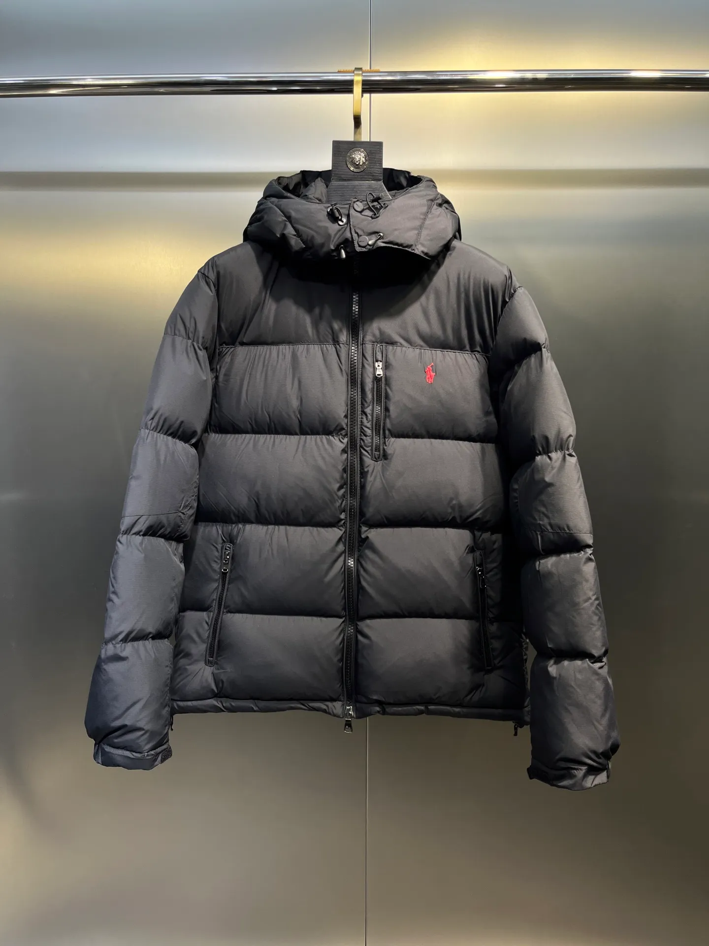 P980 Ralph Lauren polo unisex matte down jacket. Ralph is going crazy this year. The upper body fabric of major internet celebrities has a double-layer shin feel, which is full of weight! It's not as heavy as a regular jacket, and the ordinary cotton material feels really different. This one is super comfortable, soft and stylish, and has a green plaid interior that has a retro movie fashion feel! ✅Original custom-made 40D plaid four-level waterproof fabric, waterproof and anti-static fabric, exclusively using the original single-layer fabric method. The use of single-layer fabric has tested that the fabric and down must meet the standards to prevent velvet running, and ensure the feel and bulkiness. The interior is made of nylon double-layer sealing design, which will not cause any velvet running phenomenon. The adjustable hem with built-in drawstring buckle can prevent wind and cold. ✅ Silhouette jacket The upper body shape is super good, and the LOGO design on the chest is prominent. It is a style highly recommended by foreign bloggers. ✅Original original data layout, coordinated, loose, warm, fashionable, real original internal data, tolerant version. ✅Imported Behringer embroidery machine, custom-made 10,000-needle electric embroidery, using imported No. 7 needles, imported embroidery thread, ensuring that each word is full, three-dimensional and clear, and can be called the most expensive embroidery logo. ✅It is filled with national standard 80% white duck down, which has better thermal insulation performance, is light and not heavy, and has good fluff recovery after compression! ✅RDS certified high-quality 700 high fluffy white duck down filling ✅The zipper is customized from the Yoshida RL factory, with clear engravings and perfect and smooth texture ✅Accessories and buttons are all developed using the original version The fit is loose but not baggy. The size is just right and not picky. The dropped shoulder design modifies the shoulders without making them look bulky. This silhouette is a style that will never go out of style. The upper body is also very durable and recognizable. The loose and reasonable fit can be worn by both men and women. It is easy to create a clean and refreshing youthful look. Size: S M L XL XXL
